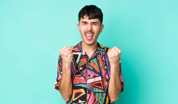 Jovem Adulto Hispânico Homem Gritando Triunfalmente Rindo Sentindo Feliz Animado — Fotografia de Stock