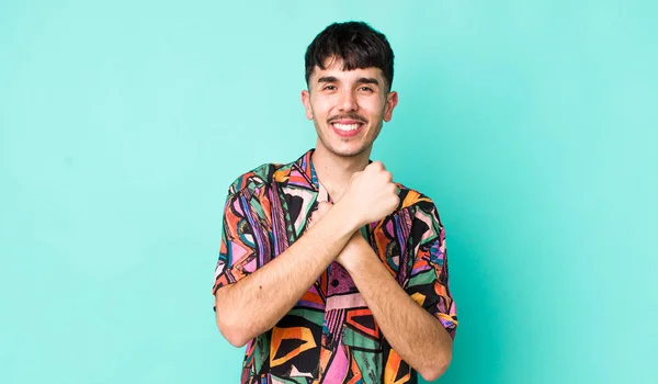 Jong Volwassen Latino Man Glimlachen Vrolijk Vieren Met Vuisten Gebald — Stockfoto