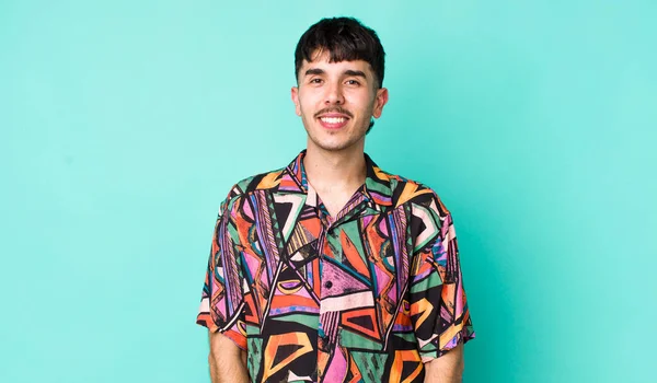 Jong Volwassen Latino Man Glimlachend Vrolijk Terloops Met Een Positieve — Stockfoto