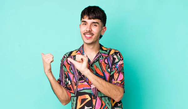 Jovem Adulto Hispânico Homem Sorrindo Alegre Casualmente Apontando Para Copiar — Fotografia de Stock