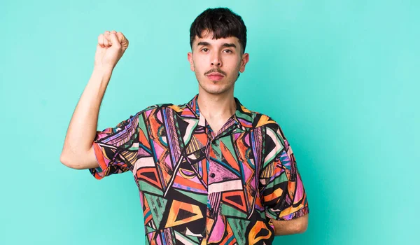 Jovem Adulto Hispânico Homem Sentindo Sério Forte Rebelde Levantando Punho — Fotografia de Stock