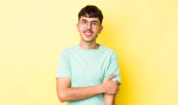 Jovem Adulto Hispânico Homem Rindo Tímido Alegre Com Uma Atitude — Fotografia de Stock