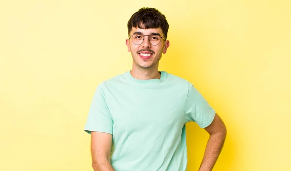 Joven Adulto Hispano Sonriendo Felizmente Con Una Mano Cadera Actitud —  Fotos de Stock