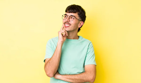 Joven Adulto Hispano Sonriendo Feliz Soñando Despierto Dudando Mirando Lado — Foto de Stock