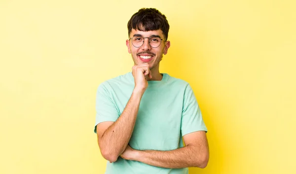 Hombre Hispano Adulto Joven Mirando Feliz Sonriendo Con Mano Barbilla —  Fotos de Stock