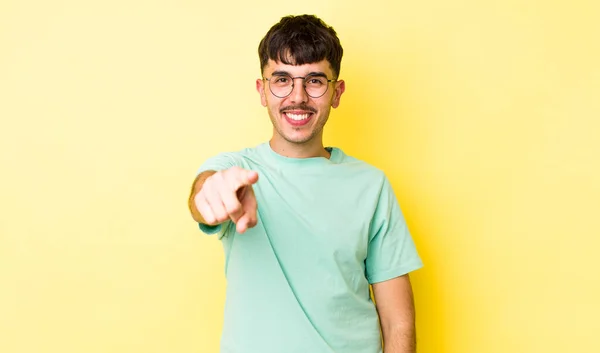 Joven Adulto Hispano Hombre Apuntando Cámara Con Una Sonrisa Satisfecha — Foto de Stock