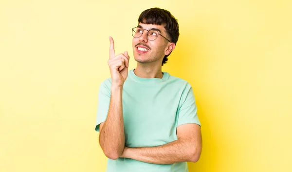 Jovem Adulto Hispânico Homem Sorrindo Feliz Olhando Para Lado Perguntando — Fotografia de Stock