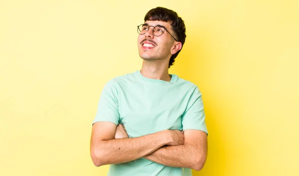 Genç Spanyol Asıllı Bir Adam Mutlu Gururlu Umutlu Merak Ediyor — Stok fotoğraf