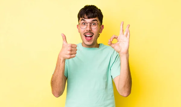 Jovem Adulto Hispânico Homem Sentindo Feliz Surpreso Satisfeito Surpreso Mostrando — Fotografia de Stock