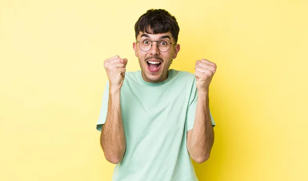 Jovem Adulto Hispânico Homem Sentindo Chocado Animado Feliz Rindo Celebrando — Fotografia de Stock