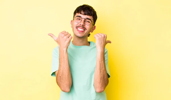 Νεαρός Ισπανόφωνος Άντρας Χαμογελάει Χαρούμενος Και Δείχνει Χαρούμενος Ξέγνοιαστος Και — Φωτογραφία Αρχείου