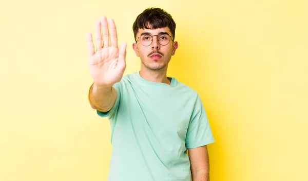 Jovem Adulto Hispânico Homem Olhando Sério Severo Descontente Irritado Mostrando — Fotografia de Stock