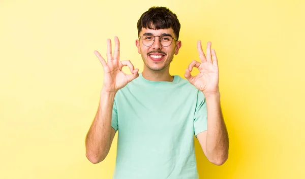 Joven Adulto Hispano Buscando Concentrado Meditando Sintiéndose Satisfecho Relajado Pensando —  Fotos de Stock