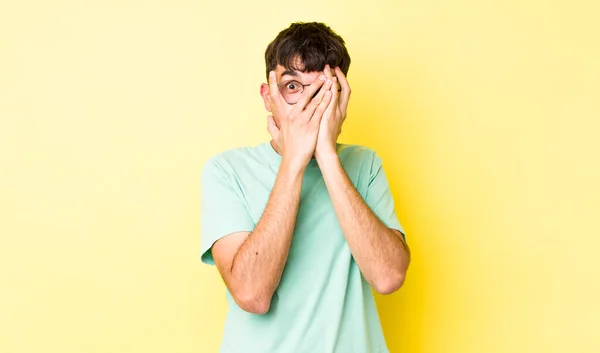 Junger Erwachsener Hispanischer Mann Der Sein Gesicht Mit Händen Bedeckt — Stockfoto