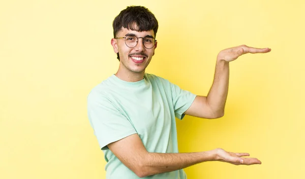 Jovem Adulto Hispânico Homem Sorrindo Sentindo Feliz Positivo Satisfeito Segurando — Fotografia de Stock