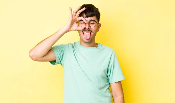 Jovem Adulto Hispânico Homem Sorrindo Feliz Com Cara Engraçada Brincando — Fotografia de Stock
