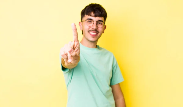 Joven Adulto Hispano Sonriendo Orgullosa Confiadamente Haciendo Pose Número Uno — Foto de Stock