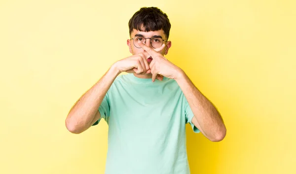 Jovem Adulto Hispânico Homem Olhando Sério Descontente Com Ambos Dedos — Fotografia de Stock