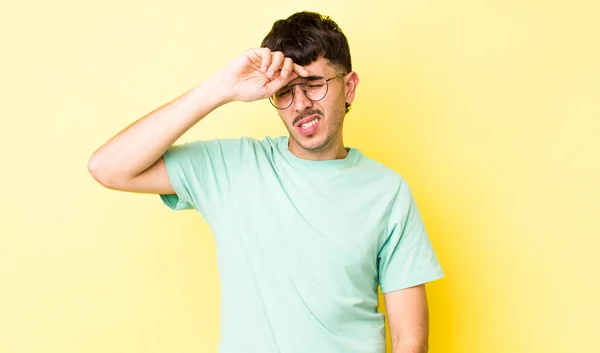 Ung Vuxen Latinamerikansk Man Ser Stressad Trött Och Frustrerad Torka — Stockfoto