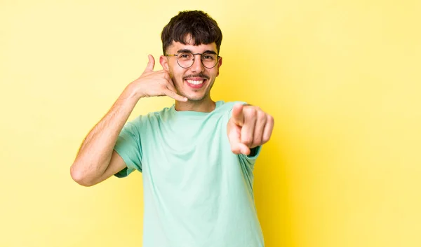 Mladý Dospělý Hispánec Vesele Usmívá Ukazuje Kameru Zatímco Vám Volá — Stock fotografie