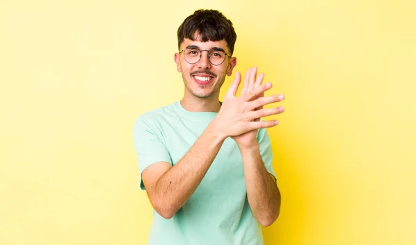 Joven Adulto Hispano Sintiéndose Feliz Exitoso Sonriendo Aplaudiendo Diciendo Felicitaciones —  Fotos de Stock