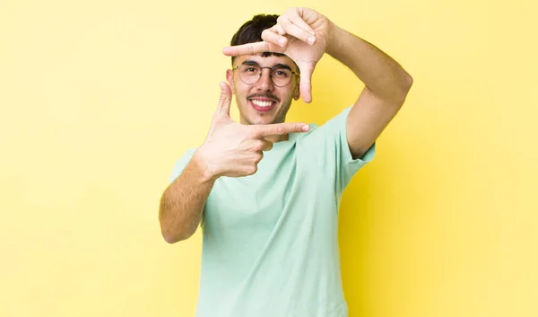 Giovane Uomo Ispanico Adulto Sentirsi Felice Amichevole Positivo Sorridente Fare — Foto Stock