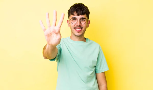Jong Volwassen Latino Man Glimlachend Zoek Vriendelijk Tonen Nummer Vier — Stockfoto