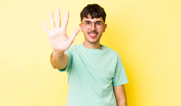 Mladý Dospělý Hispánec Usmívá Vypadá Přátelsky Ukazuje Číslo Pět Nebo — Stock fotografie