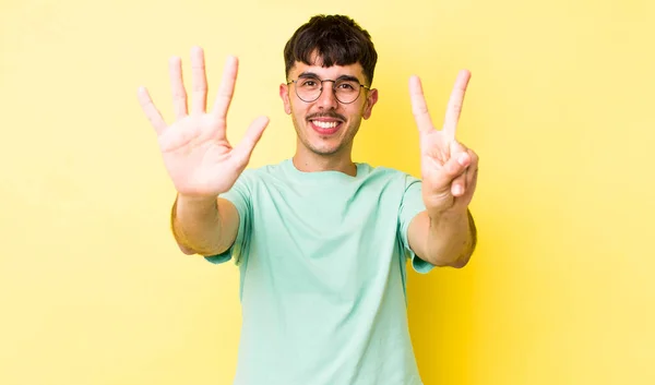 Молодий Дорослий Іспаномовний Чоловік Посміхається Виглядає Доброзичливо Показуючи Номер Сім — стокове фото