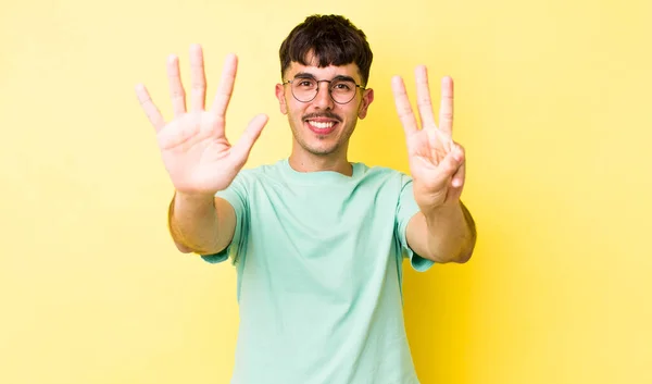 Молодий Дорослий Іспаномовний Чоловік Посміхається Виглядає Доброзичливо Показуючи Номер Вісім — стокове фото