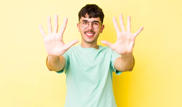 Genç Latin Asıllı Bir Adam Gülümsüyor Arkadaş Canlısı Görünüyor Elleri — Stok fotoğraf