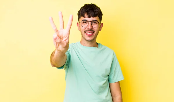 Νεαρός Ισπανόφωνος Άνδρας Χαμογελά Και Δείχνει Φιλικός Δείχνοντας Νούμερο Τρία — Φωτογραφία Αρχείου