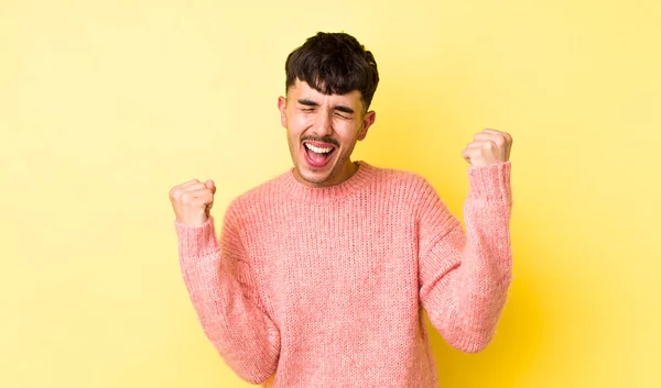 Genç Yetişkin Spanyol Adam Son Derece Mutlu Şaşırmış Görünüyor Başarıyı — Stok fotoğraf