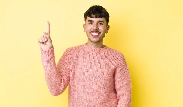 Jonge Volwassen Latino Man Glimlachend Vrolijk Gelukkig Naar Boven Wijzend — Stockfoto