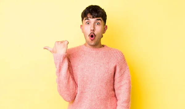 Young Adult Hispanic Man Looking Astonished Disbelief Pointing Object Side — Stock Photo, Image