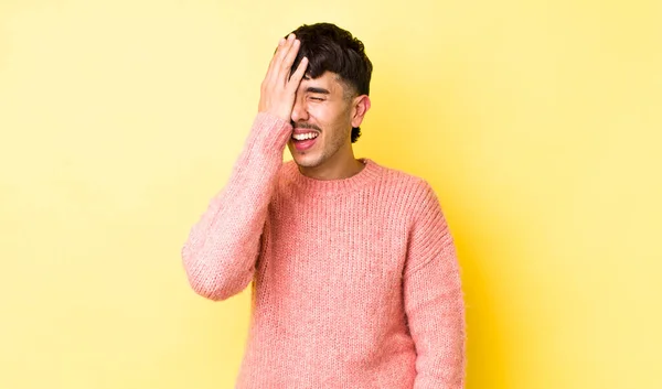 Ένας Νεαρός Ισπανός Γελάει Και Χαστουκίζει Μέτωπο Σαν Λέει Όχι — Φωτογραφία Αρχείου