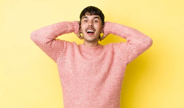 Jovem Adulto Hispânico Homem Olhando Feliz Despreocupado Amigável Relaxado Desfrutando — Fotografia de Stock