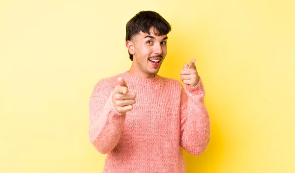 Jovem Adulto Hispânico Homem Sorrindo Com Uma Atitude Positiva Bem — Fotografia de Stock