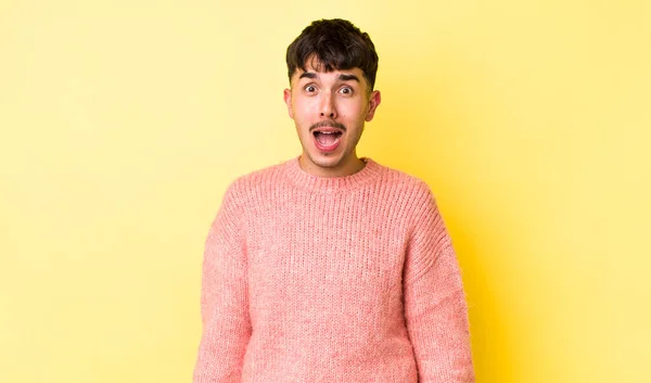 Jong Volwassen Latino Man Voelt Zich Bang Geschokt Met Mond — Stockfoto