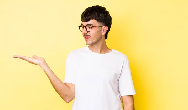 Joven Adulto Hispano Sintiéndose Feliz Sonriendo Casualmente Mirando Objeto Concepto —  Fotos de Stock