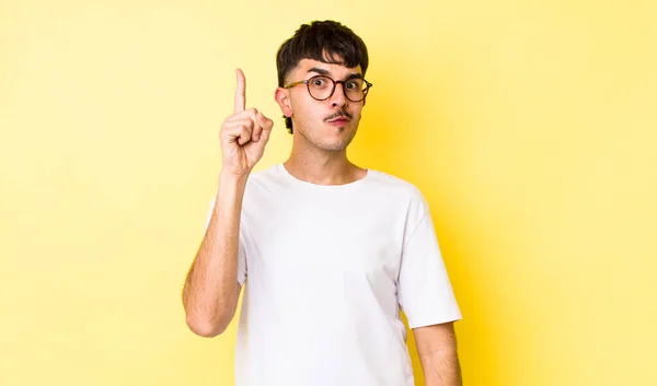 Jovem Adulto Hispânico Homem Sentindo Como Gênio Segurando Dedo Orgulhosamente — Fotografia de Stock