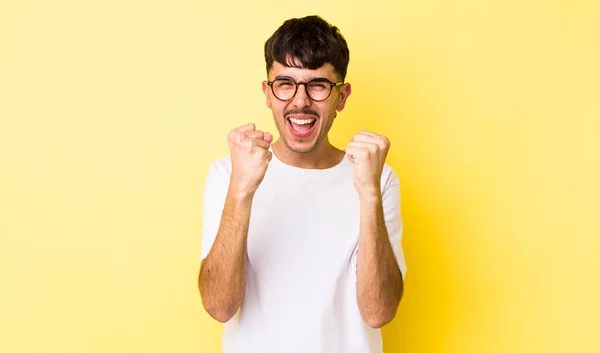 Νεαρός Ισπανόφωνος Άνδρας Που Φωνάζει Θριαμβευτικά Γελώντας Και Νιώθοντας Χαρούμενος — Φωτογραφία Αρχείου