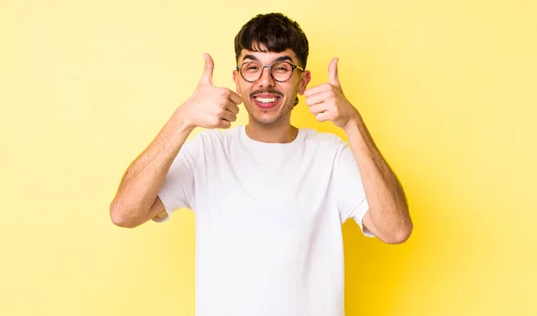 Mladý Dospělý Hispánec Usmívající Široce Vypadá Šťastně Pozitivně Sebevědomě Úspěšně — Stock fotografie