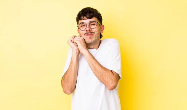 Jong Volwassen Latino Man Gevoel Liefde Zoek Schattig Schattig Gelukkig — Stockfoto