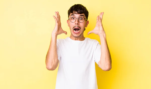 Jovem Adulto Hispânico Homem Gritando Com Mãos Sentindo Furioso Frustrado — Fotografia de Stock