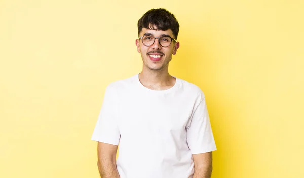 Mladý Dospělý Hispánec Vesele Nenuceně Usmívá Pozitivním Šťastným Sebevědomým Uvolněným — Stock fotografie