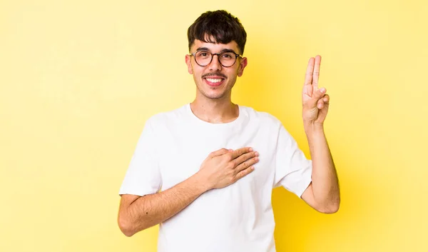 Mladý Dospělý Hispánec Vypadá Šťastně Sebevědomě Důvěryhodně Usmívá Ukazuje Znamení — Stock fotografie