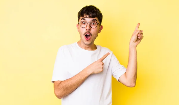 Jovem Adulto Hispânico Homem Sentindo Alegre Surpreso Sorrindo Com Uma — Fotografia de Stock