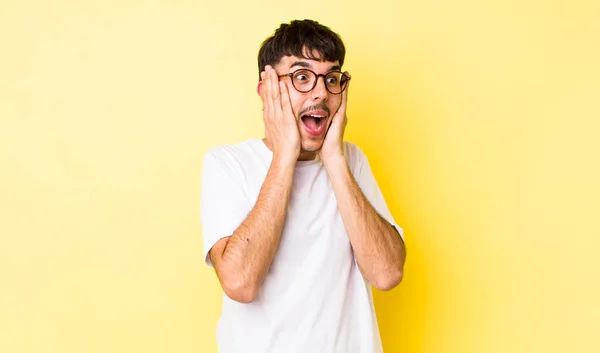 Ung Vuxen Latinamerikansk Man Känner Sig Glad Upphetsad Och Förvånad — Stockfoto