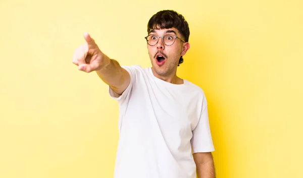 Young Adult Hispanic Man Feeling Shocked Surprised Pointing Looking Upwards — Stock Photo, Image
